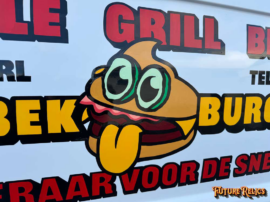 "Handgeschilderd logo van Vetbek Burger op cateringauto, matte en hoogglans afwerking voor maximale leesbaarheid en visuele impact. Duurzaamheid in beeld: 80% minder afval, kleurvastheid beter dan vinyl. Een ode aan Haute Friture en het ontstaan van het Frituur Festival. Ontdek de unieke smaakervaringen van Vetbek Burger!"