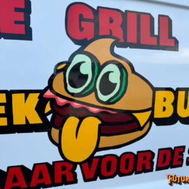 "Handgeschilderd logo van Vetbek Burger op cateringauto, matte en hoogglans afwerking voor maximale leesbaarheid en visuele impact. Duurzaamheid in beeld: 80% minder afval, kleurvastheid beter dan vinyl. Een ode aan Haute Friture en het ontstaan van het Frituur Festival. Ontdek de unieke smaakervaringen van Vetbek Burger!"