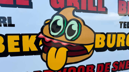 "Handgeschilderd logo van Vetbek Burger op cateringauto, matte en hoogglans afwerking voor maximale leesbaarheid en visuele impact. Duurzaamheid in beeld: 80% minder afval, kleurvastheid beter dan vinyl. Een ode aan Haute Friture en het ontstaan van het Frituur Festival. Ontdek de unieke smaakervaringen van Vetbek Burger!"