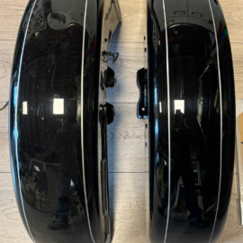 Bewonder het vakmanschap van handgeschilderde pinstripes door Future Relics uit Drachten. Onze meesterlijke kunstwerken worden met de beste verf en precisiekwast vervaardigd, met aandacht voor lange lijnen. Geef je rit een uniek tintje met ons ongeëvenaarde vakmanschap.